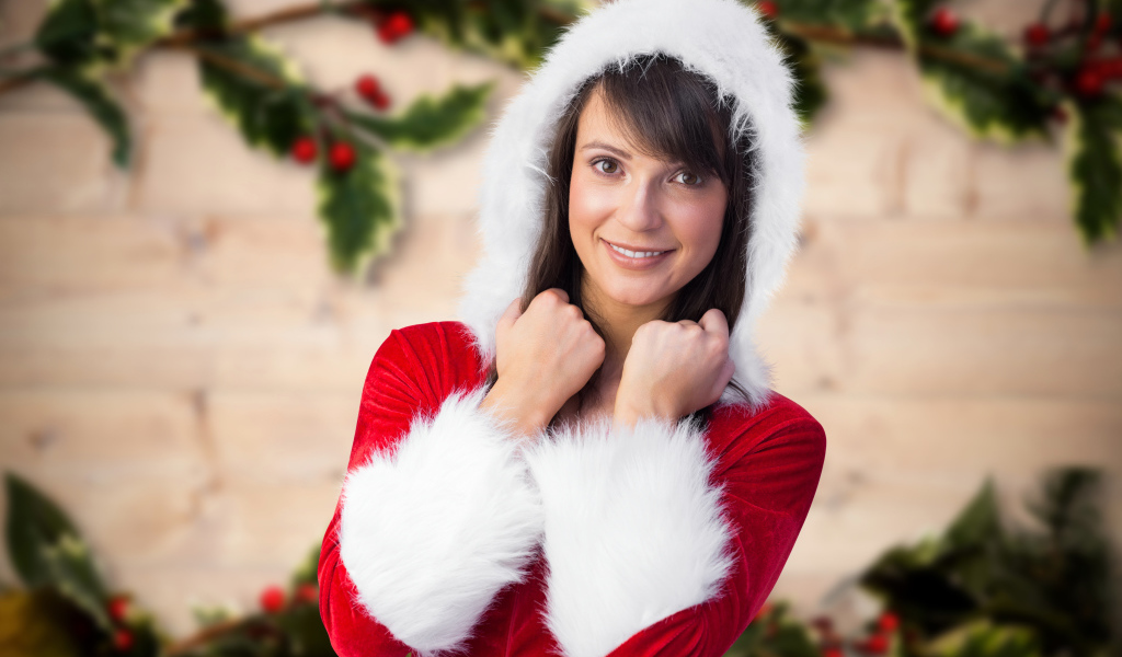 Красивая девушка брюнетка в новогоднем костюме