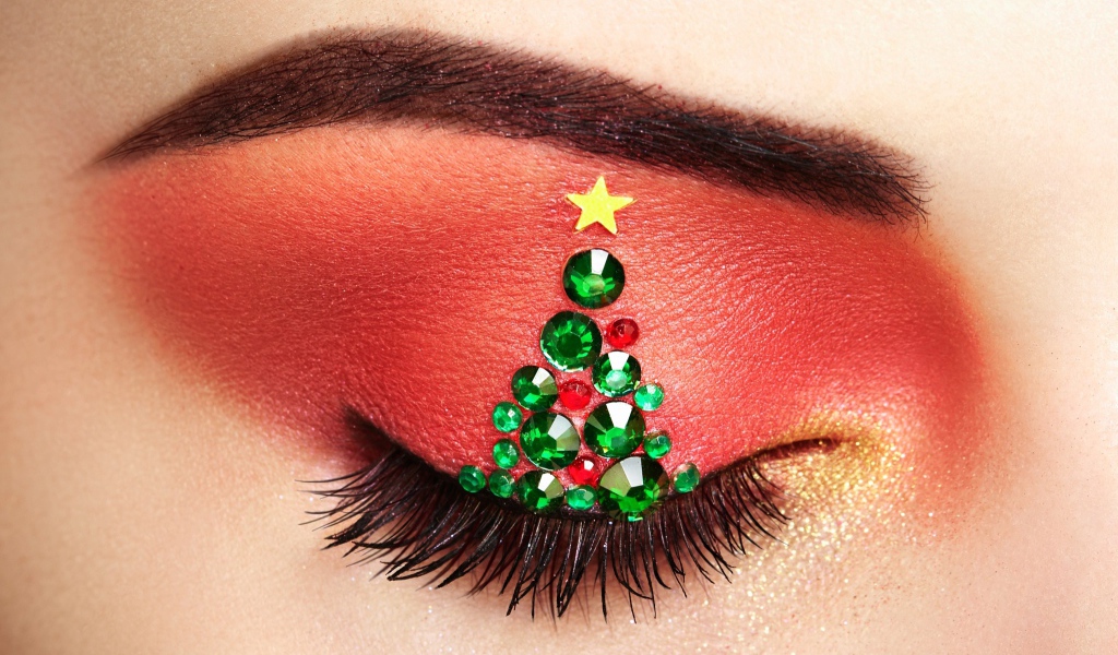 Елка из стразов на веке у девушки