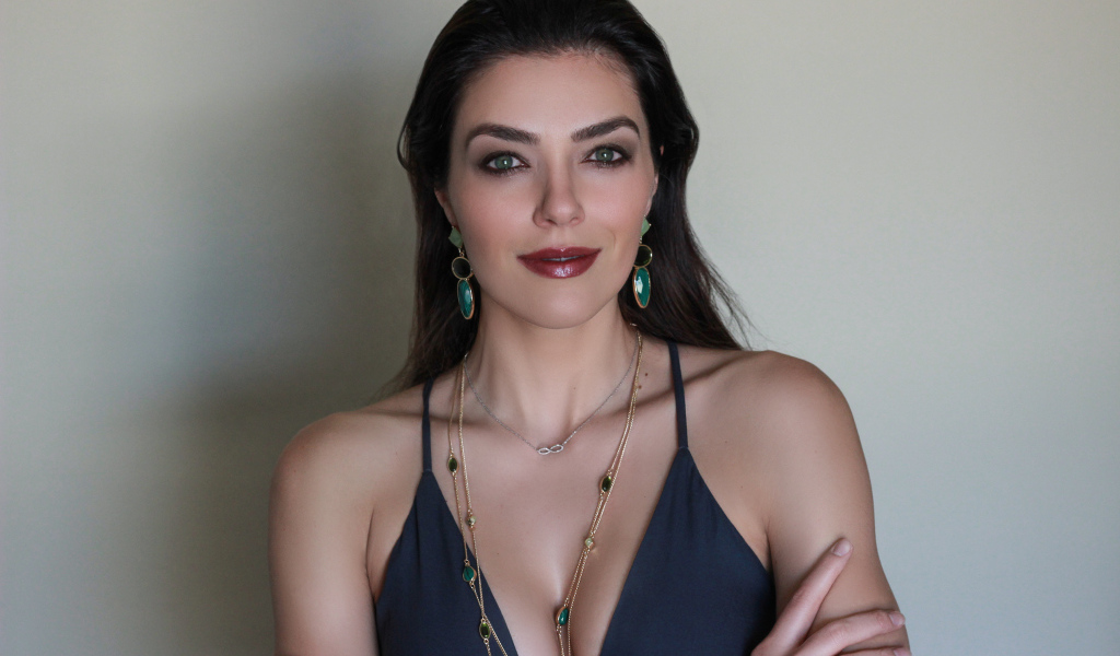 Американская модель Эдрианн Карри фото на сером фоне