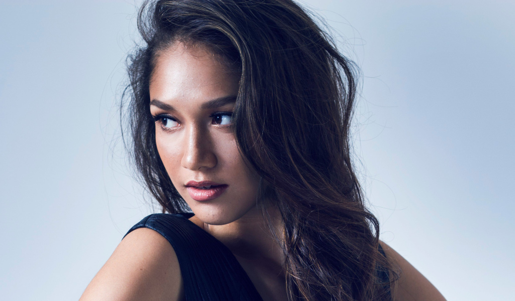 Красивая девушка филиппинская модель Моника Санта-Мария