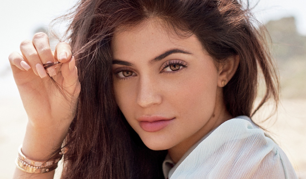 Кареглазая брюнетка модель Кайли Дженнер