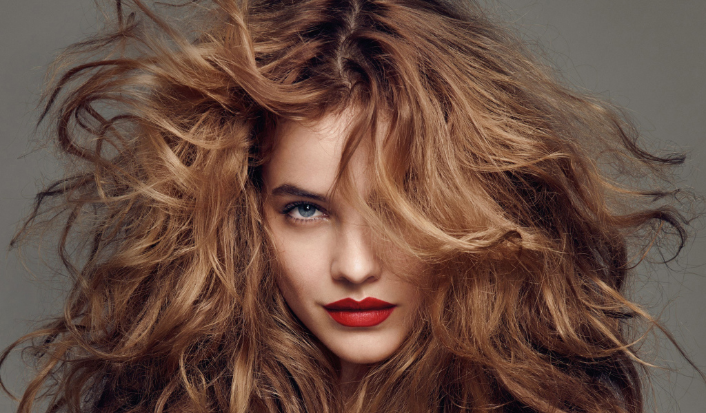 Модель Барбара Палвин с растрепанными волосами