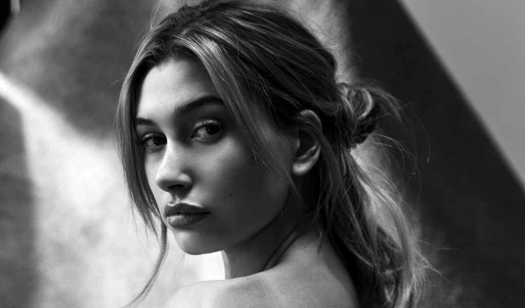 Модель Хейли  Болдуин черно белое фото