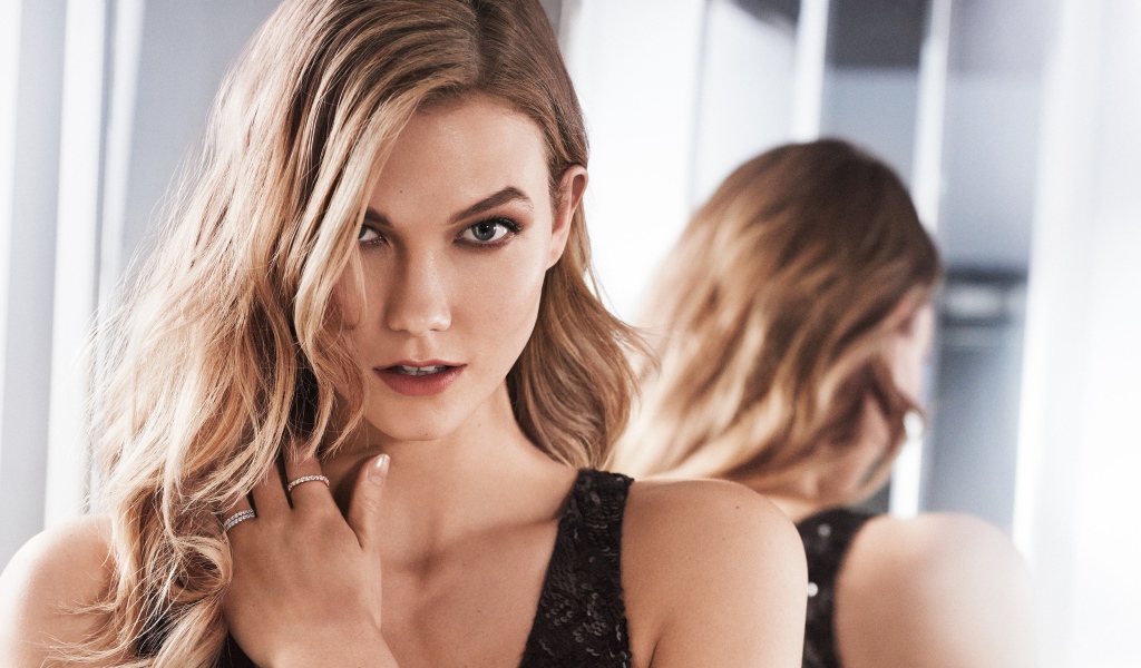 Супермодель Карли Клосс с кольцами на руке