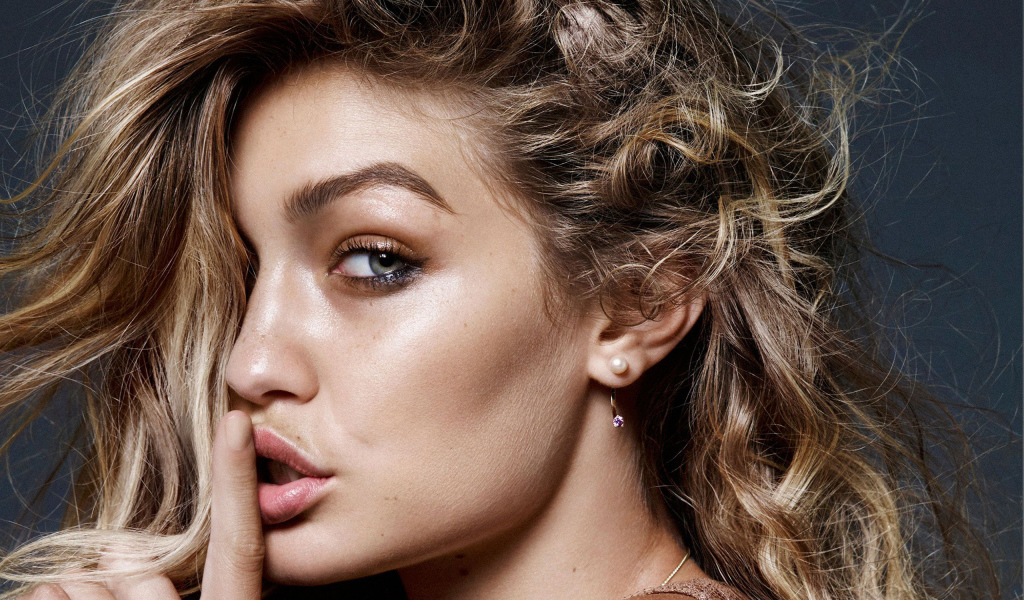 Молодая стильная модель Джиджи Хадид, 2018