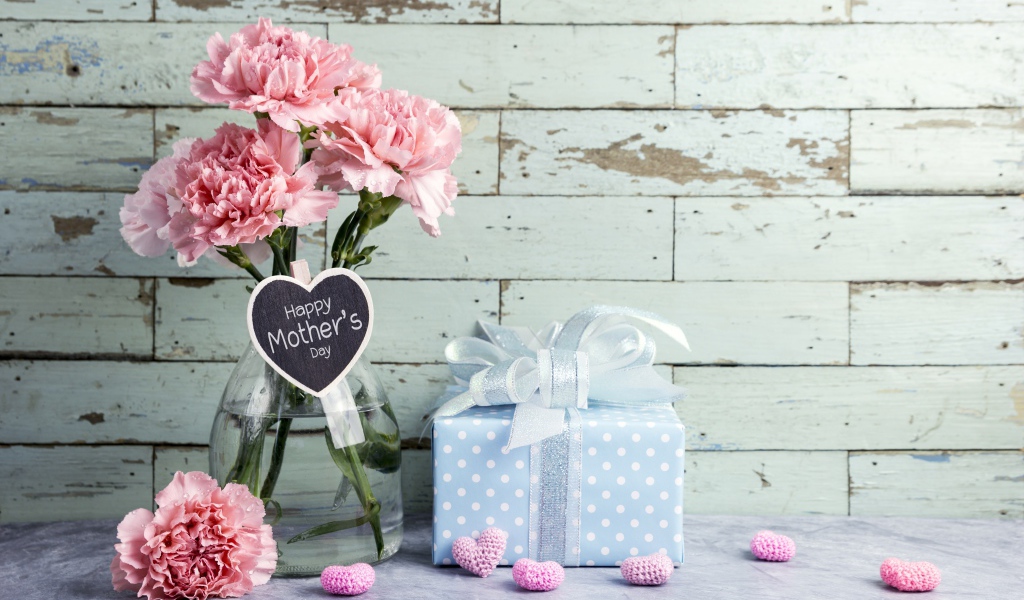 Букет розовых гвоздик и подарок на День матери 
