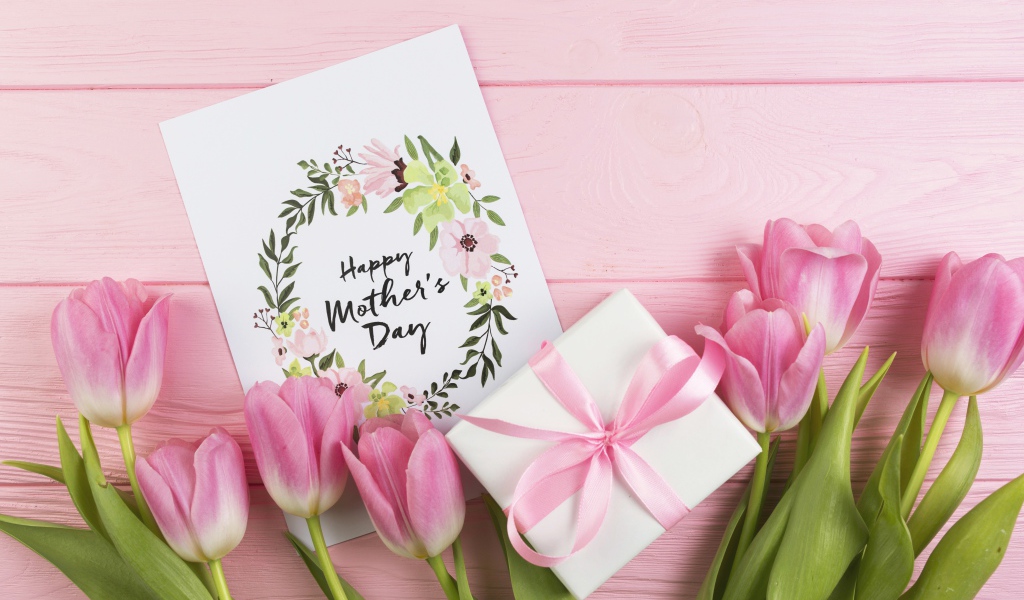 Розовые тюльпаны и подарок ко Дню Матери 