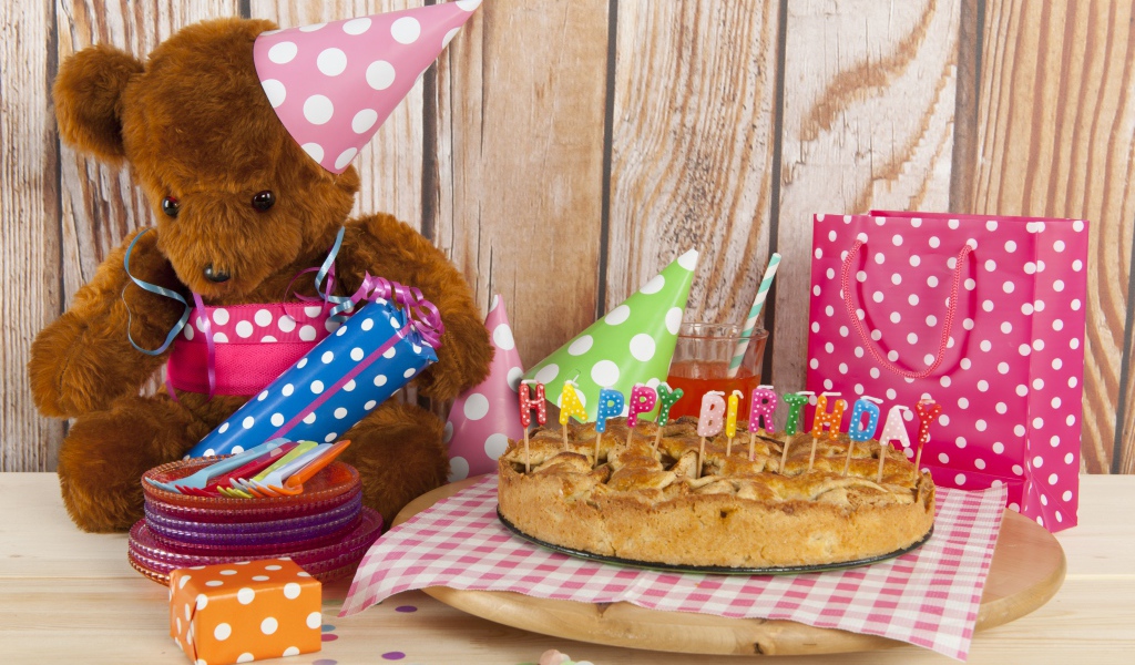 Медвежонок, пирог и подарки на день рождения
