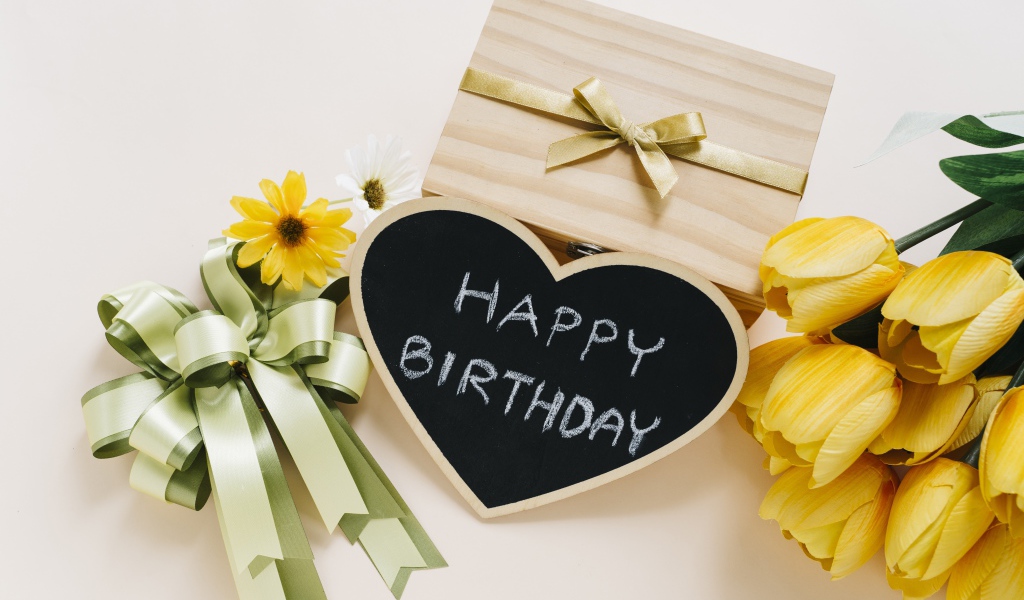 Подарок и желтые тюльпаны на день рождения 