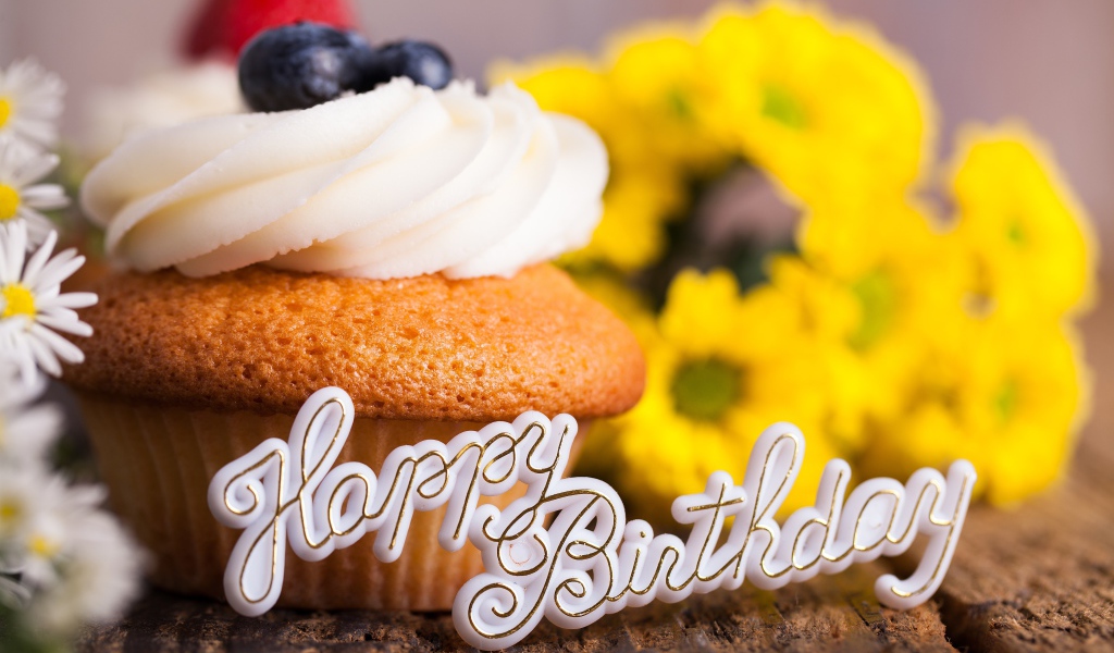 Надпись с днем рождения с праздничным кексом