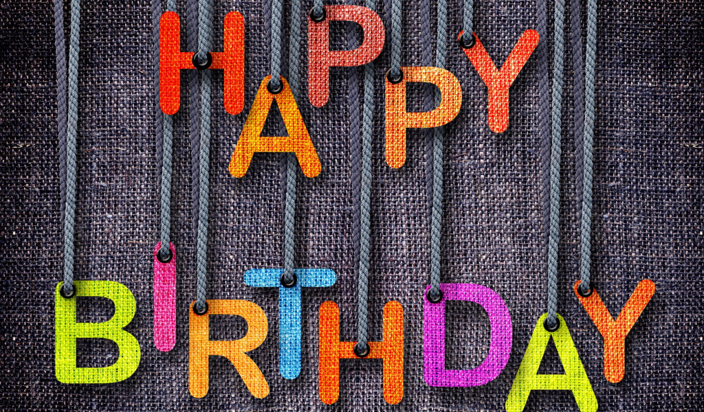 Буквы надписи Happy Birthday на ниточках