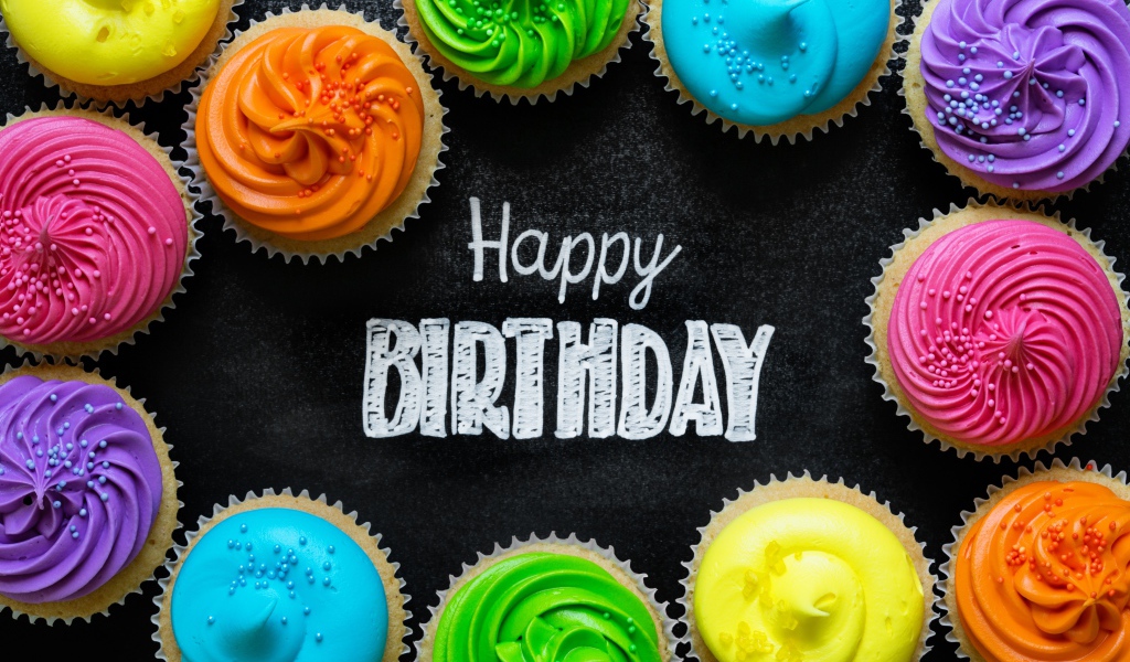 Разноцветные капкейки с кремом на день рождения