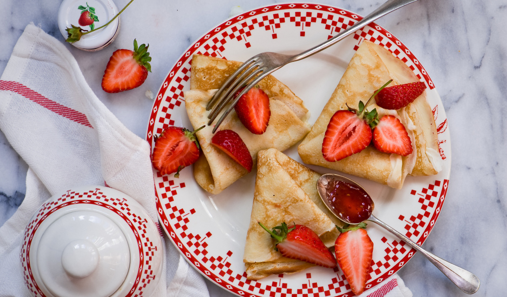 Аппетитные блины с клубникой на Масленицу