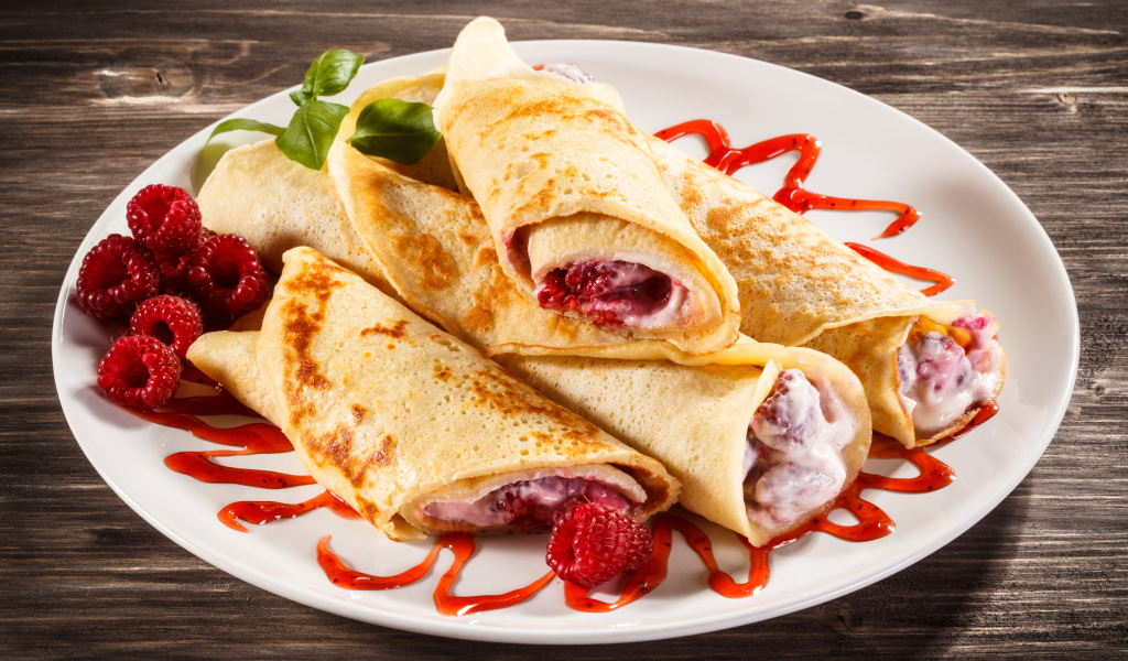 Вкусные рулеты из блинов со сметаной и малиной к празднику Масленица