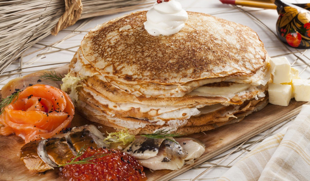 Вкусные блины с рыбой и красной икрой угощения на праздник Масленица