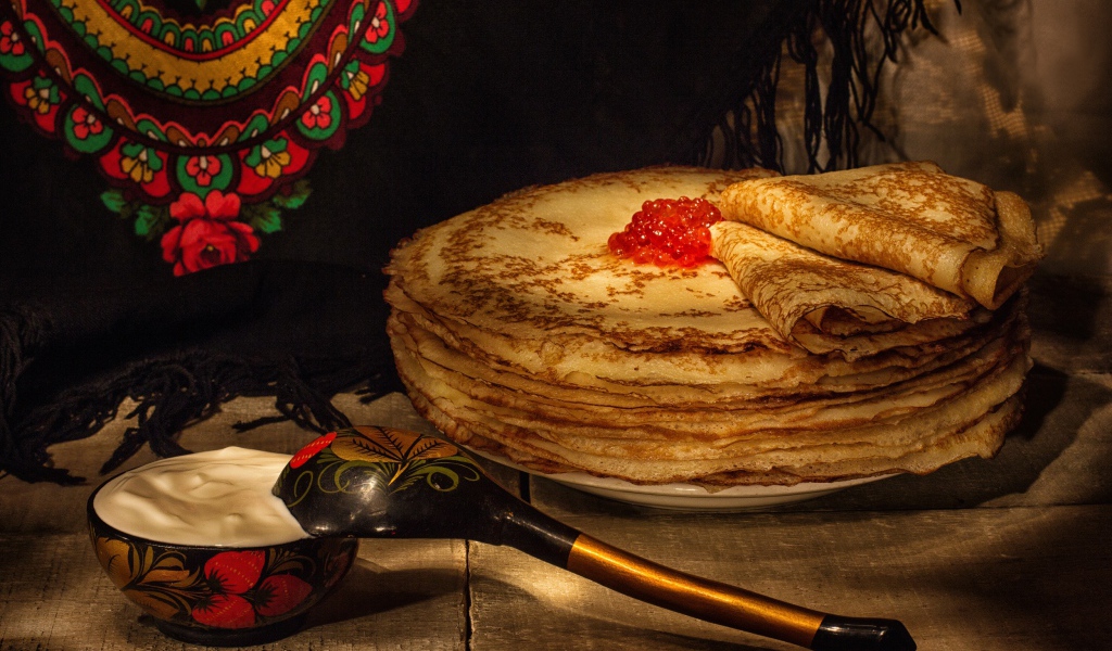 Вкусные блины с красной икрой и сметаной на русский праздник Масленица 2019 