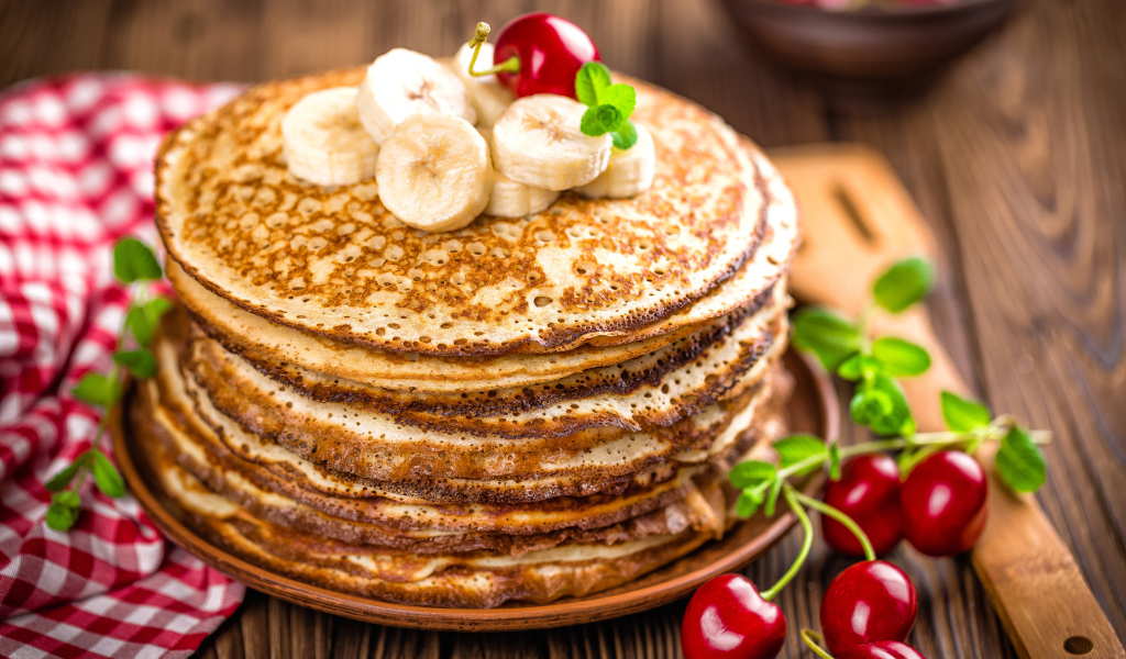 Блины с бананами и черешней на праздник Масленица