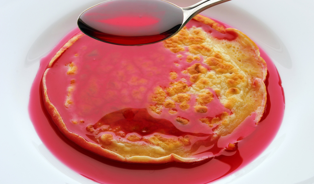 Блины с ягодным сиропом на белом фоне на праздник Масленица 2018