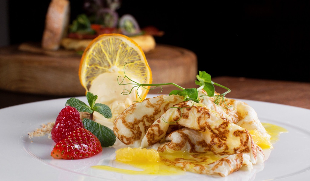 Блины с клубникой и лимоном на Масленицу