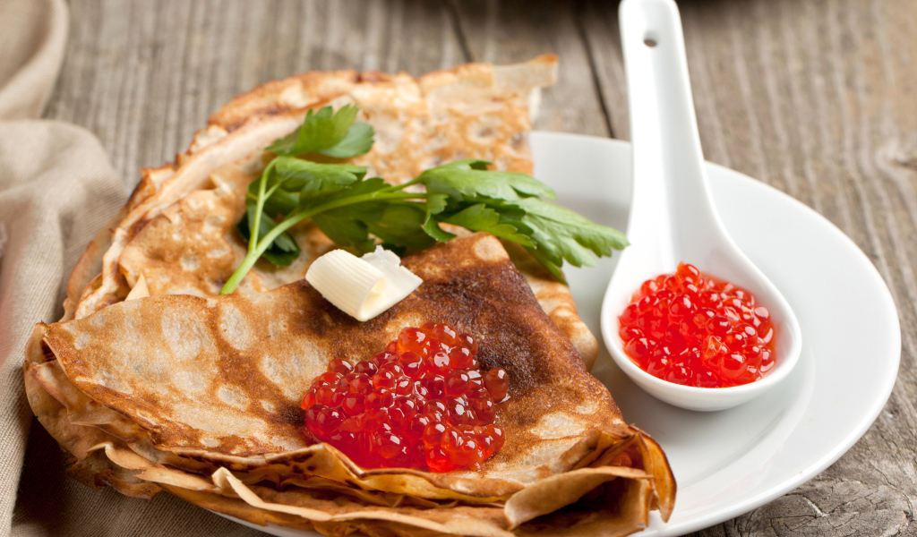 Румяные тонкие блины с красной икрой на Масленицу