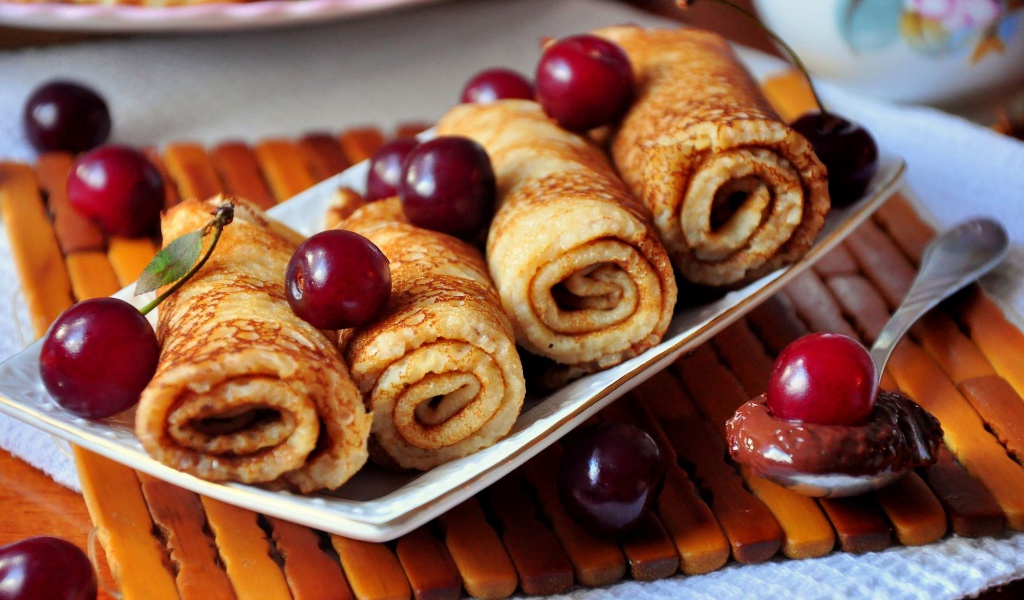 Тонкие блины с вишней угощение на праздник Масленица 2019 