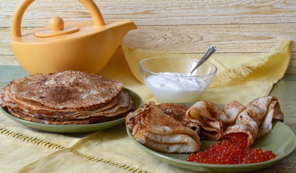 Тонкие блины с красной икрой на праздник Масленица