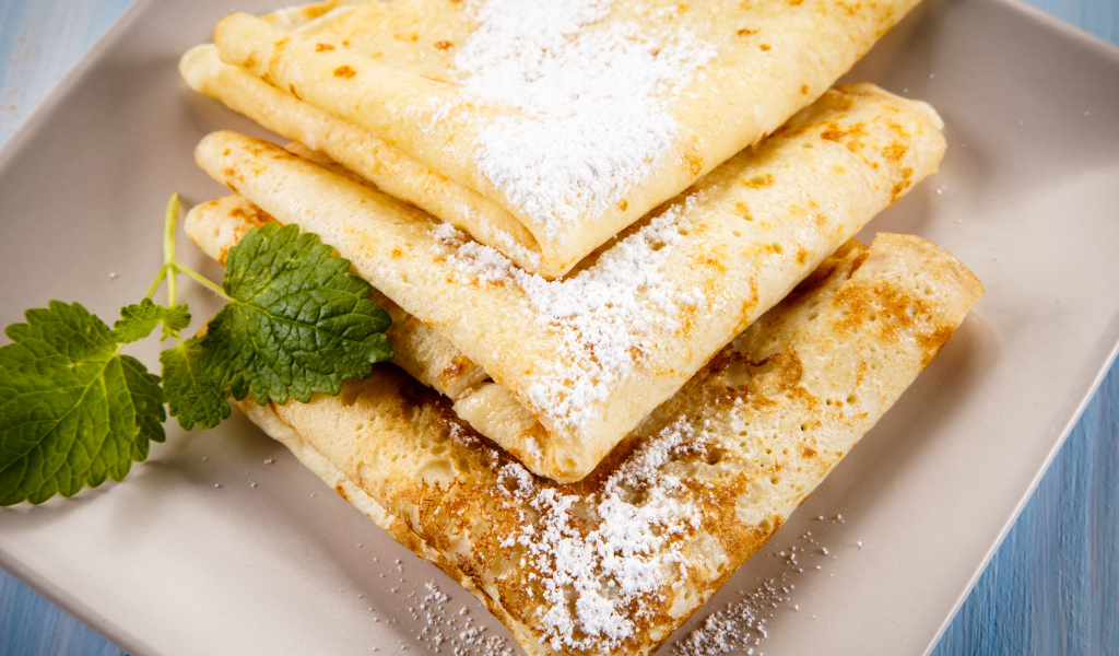Тонкие блинчики с сахарной пудрой и листиком мяты на Масленицу 2018