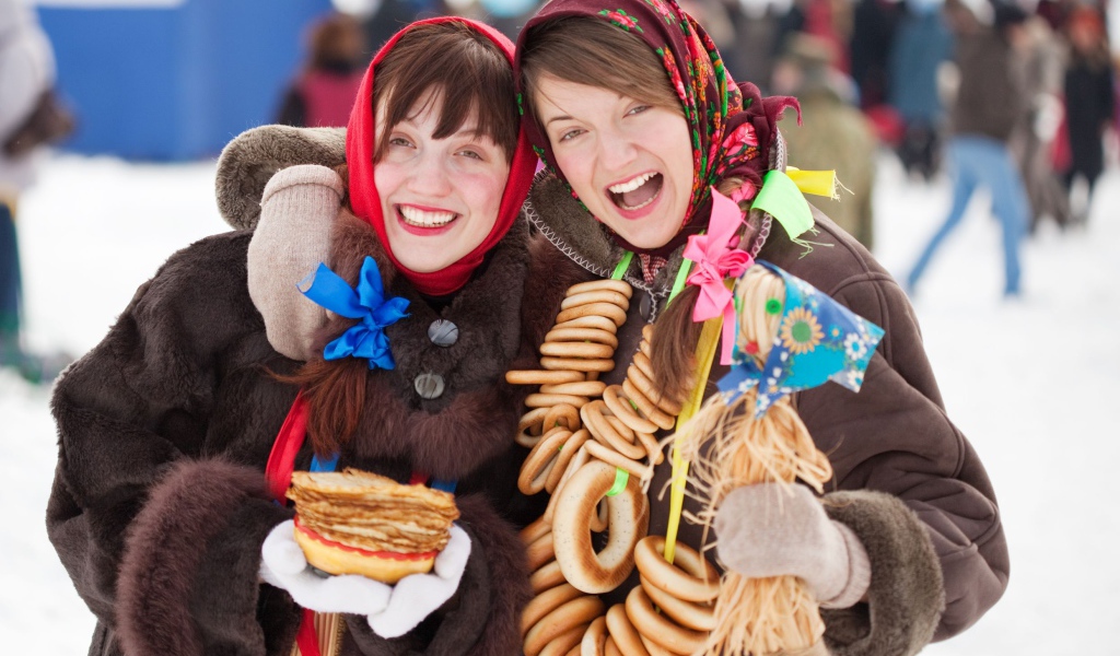 Две девушки с блинами и баранками на Масленицу