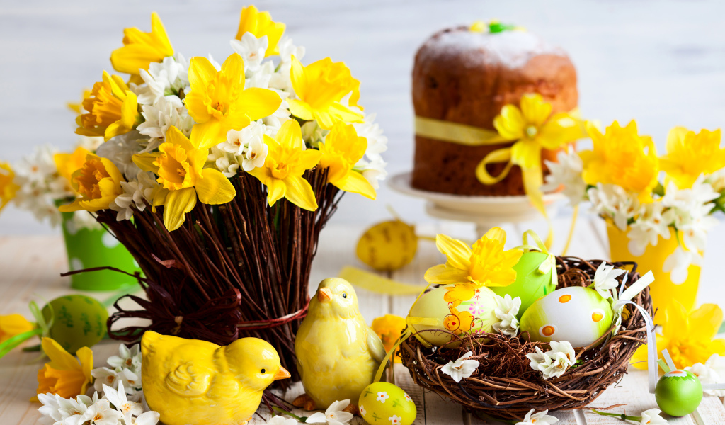 Букет весенних цветов на столе с пасхальными яйцами