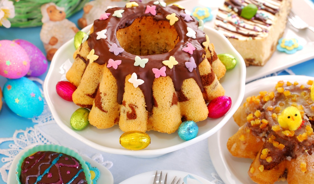 Красивый пасхальный кулич с шоколадом и яйцами на столе к празднику