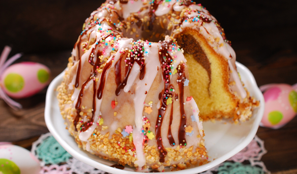 Красивый пасхальный кулич с глазурью на праздник Пасха