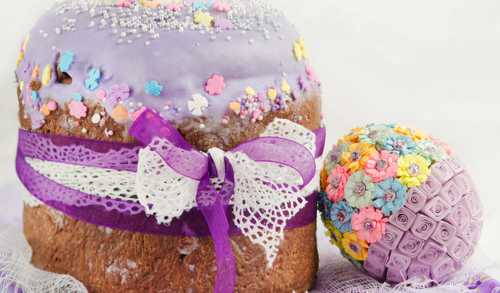 Красивый пасхальный кулич с лентой и декоративным яйцом на праздник Пасха