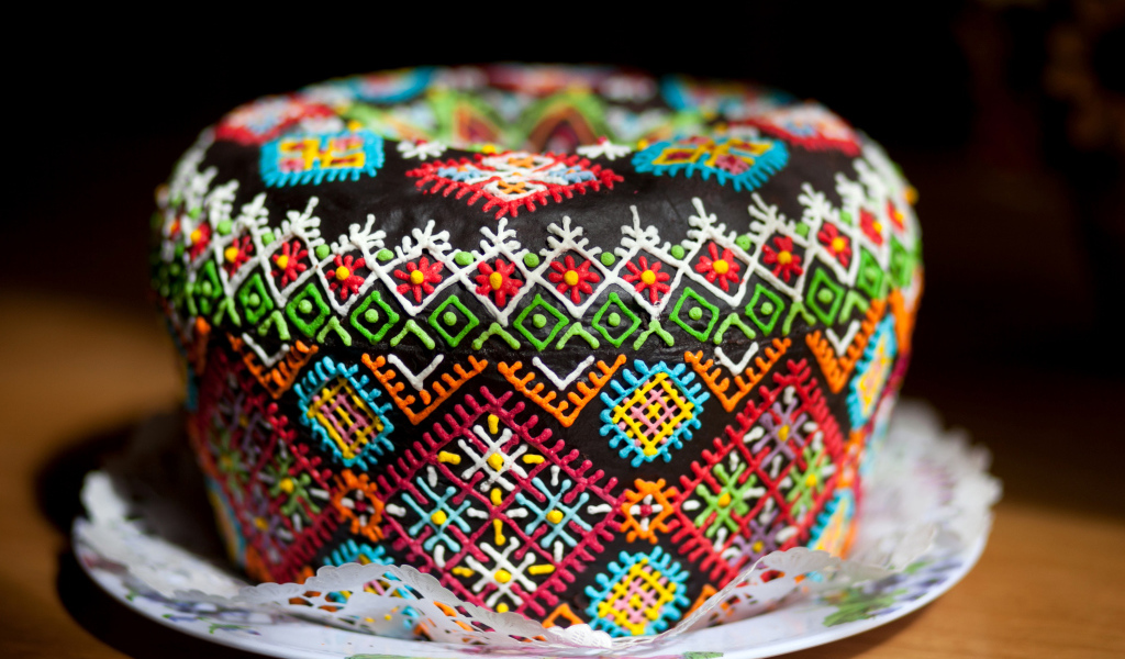 Красивый дизайнерский пасхальный кулич на праздник Пасха