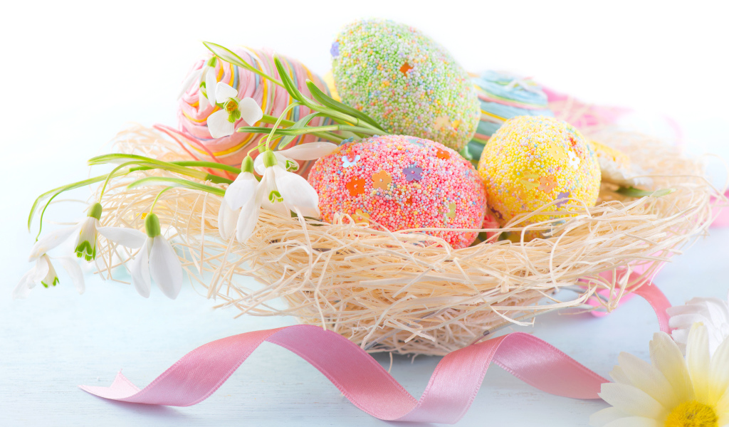 Красивые крашеные  пасхальные яйца с подснежниками на белом фоне