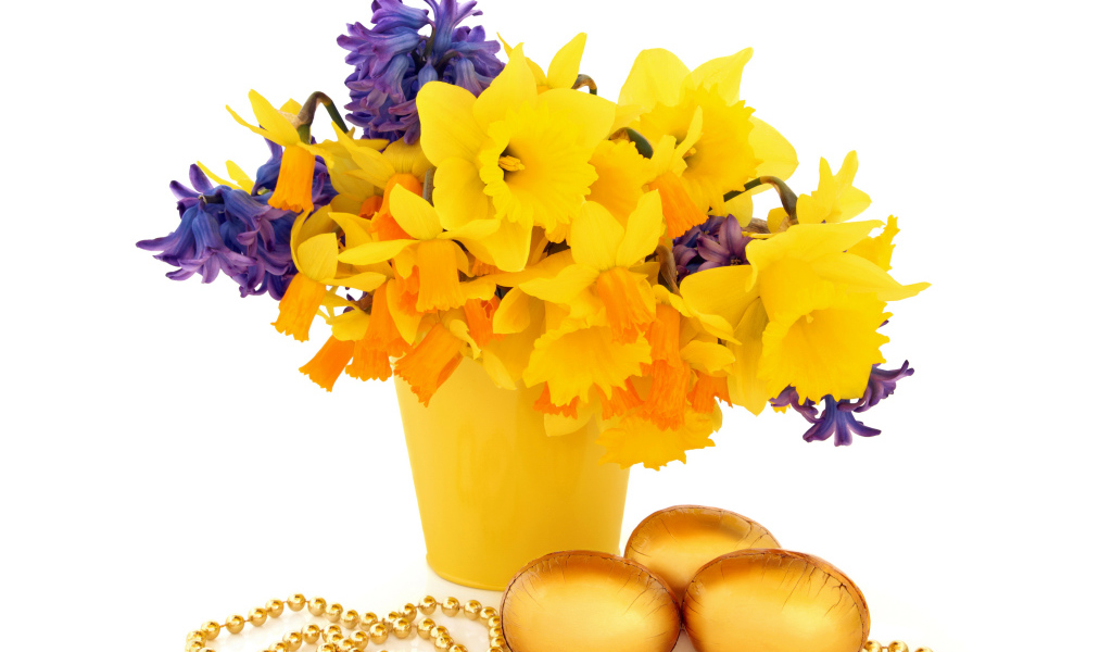 Букет нарциссов в гиацинтами на белом фоне с золотыми яйцами