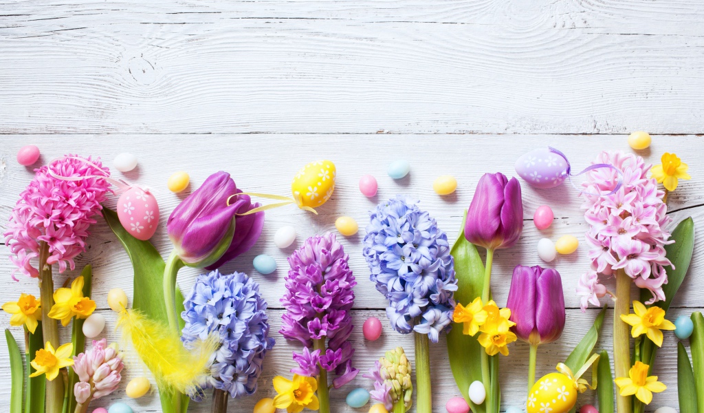 Нарциссы, гиацинты и тюльпаны с яйцами, фон для открытки на Пасху