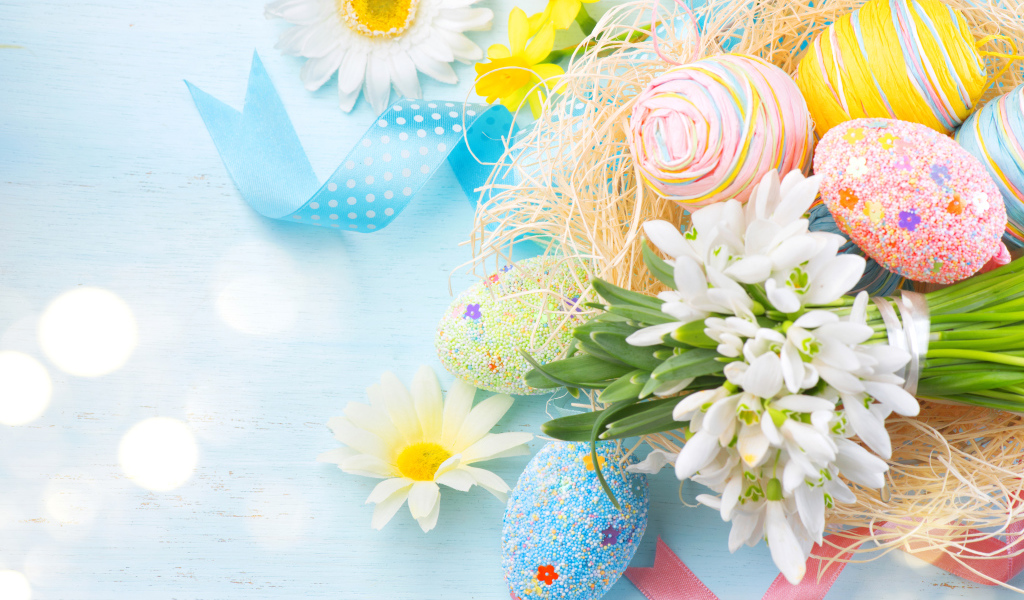 Декоративные пасхальные яйца с букетом подснежников