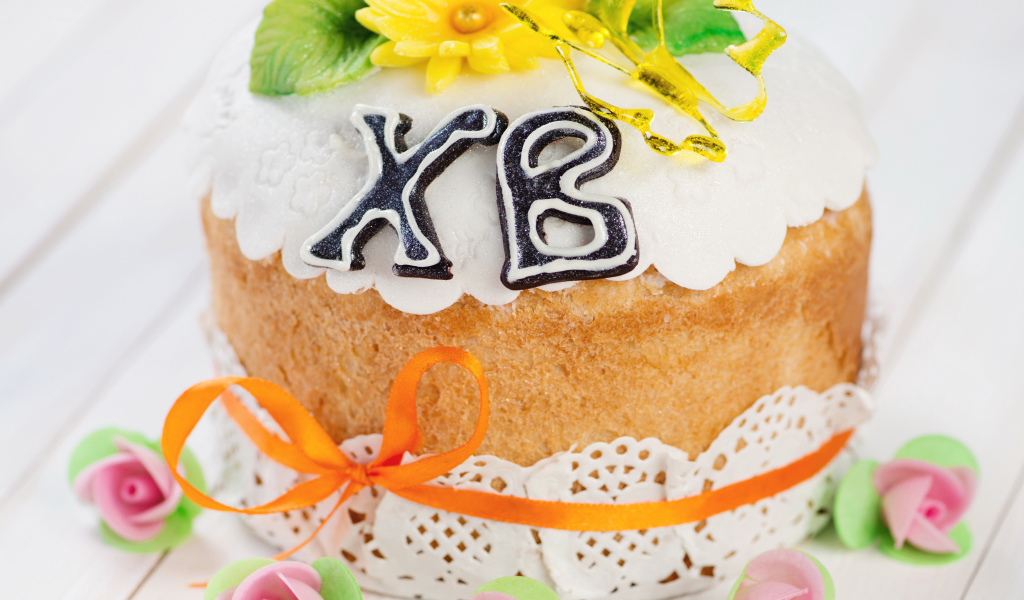 Пасхальный кулич с розочками на праздник