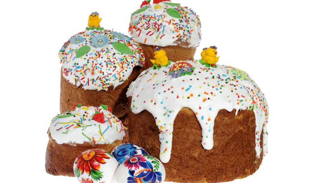 Пасхальные куличи с сахарными цыплятами и расписанными яйцами на белом фоне