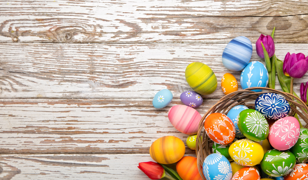 Пасхальные яйца на деревянном фоне, шаблон для открытки на Пасху