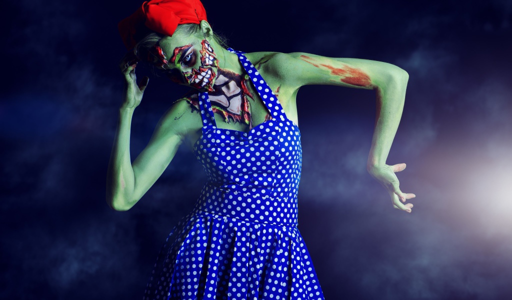 Девушка с гримом зомби на праздник Хэллоуин