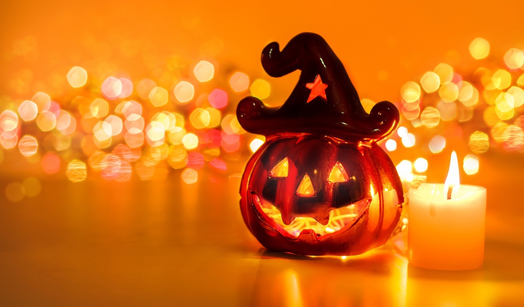 Тыква с зажженной свечой на праздник Хэллоуин