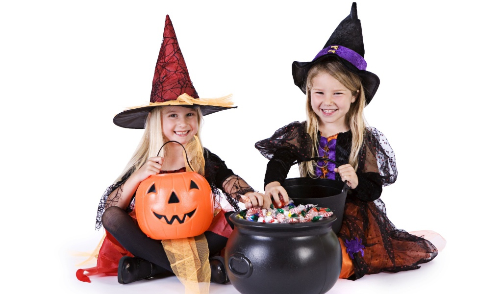 Две маленькие девочки в костюмах на Хэллоуин