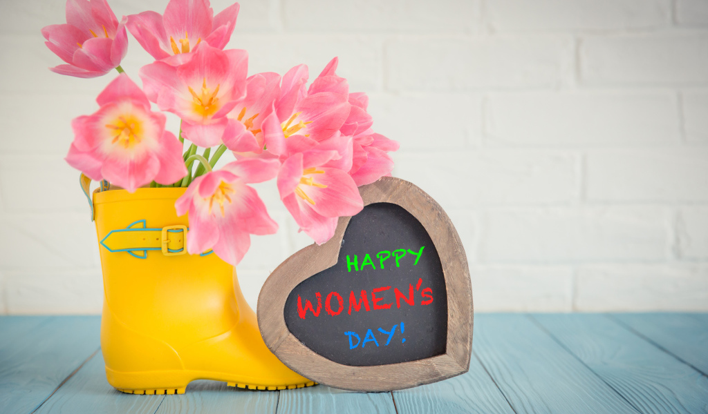 Букет розовых тюльпанов и деревянное сердце, подарок на 8 марта