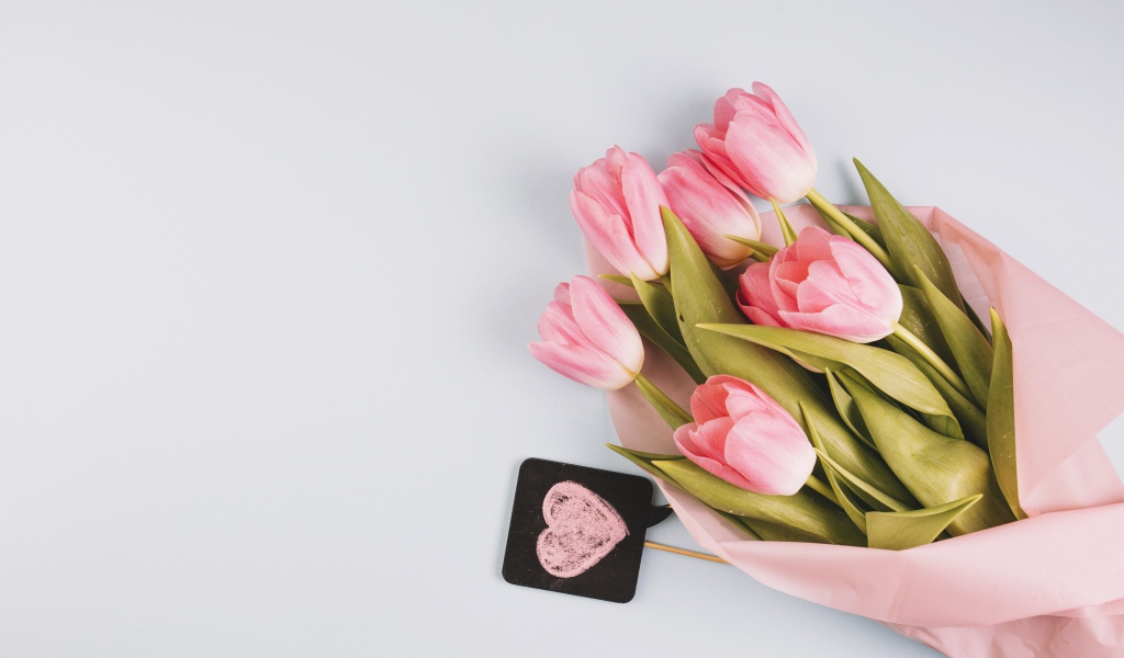Букет розовых тюльпанов на сером фоне, шаблон для открытки на 8 марта