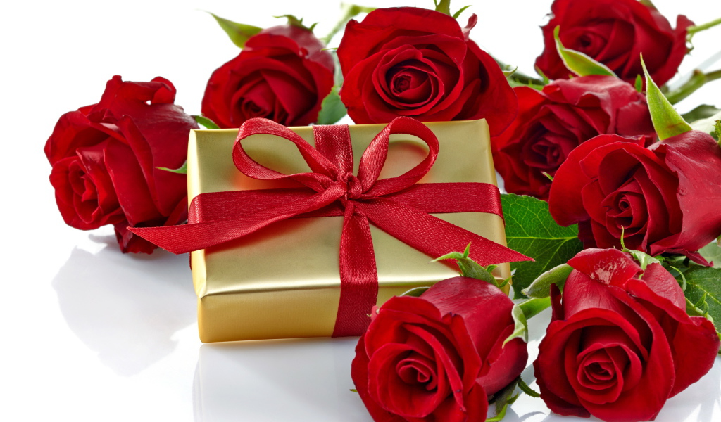 Подарок и букет красных роз на белом фоне к празднику 8 марта