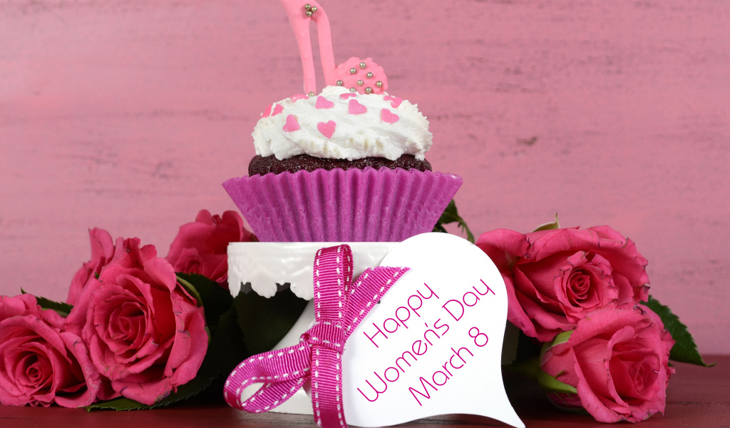 Аппетитный капкейк с красными розами на Международный женский день 8 марта