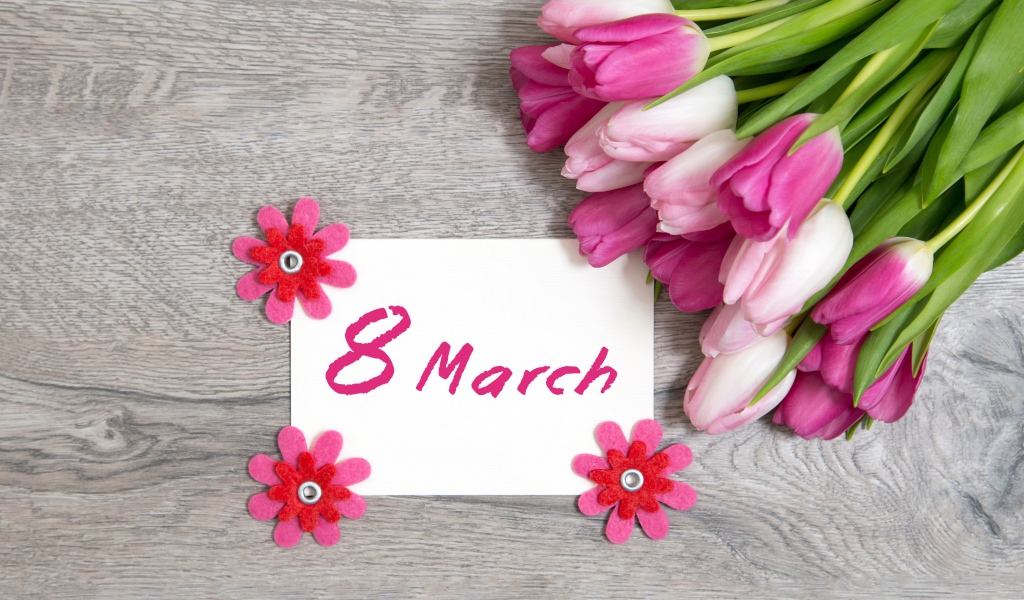 Красивый букет тюльпанов на 8 марта на деревянном фоне