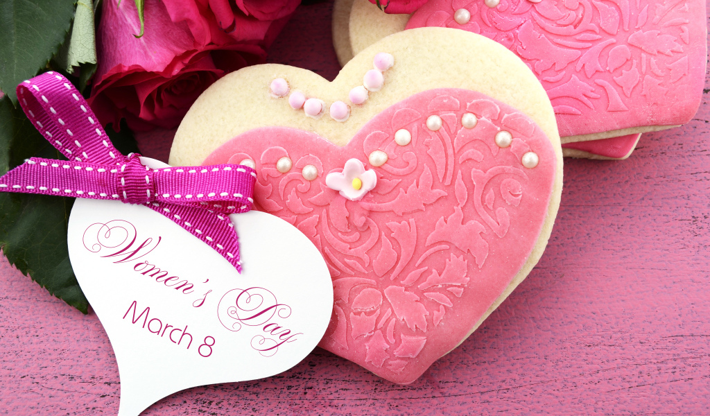 Большое печенье в виде сердца в подарок на Международный женский день 8 марта