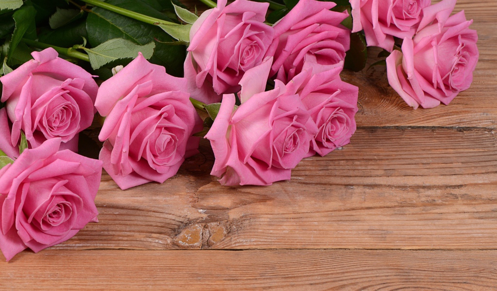 Букет красивых розовых роз на деревянном фоне, подарок на 8 марта